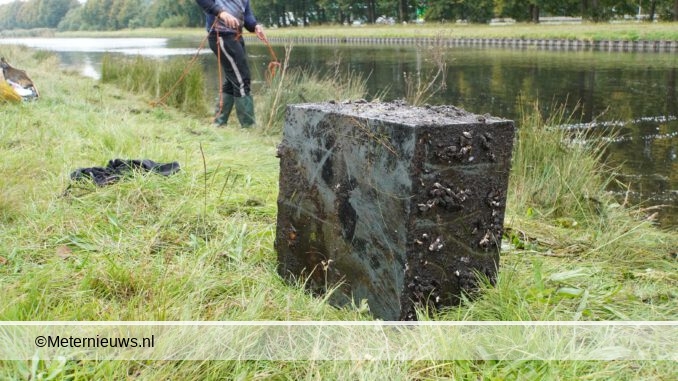 magneetvisser haalt kluis uit water assen