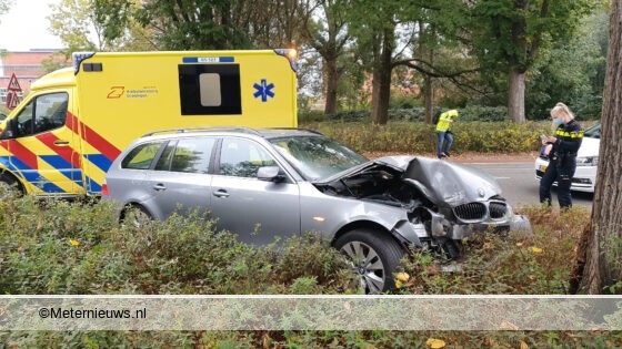 Automobilist gewond na botsing tegen boom in Groningen.