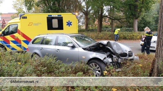 Automobilist gewond na botsing tegen boom in Groningen. Automobilist gewond na botsing tegen boom in Groningen.