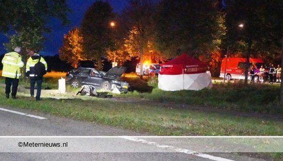 Bestuurder overleden na botsing tegen boom. Bestuurder overleden na botsing tegen boom.
