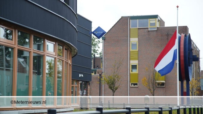 vlag half stok bij politiebureau assen vanwege dood agent Nuenen