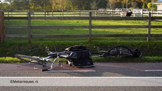 Twee fietsers gewond na aanrijding in Dalfsen. Twee fietsers gewond na aanrijding in Dalfsen.