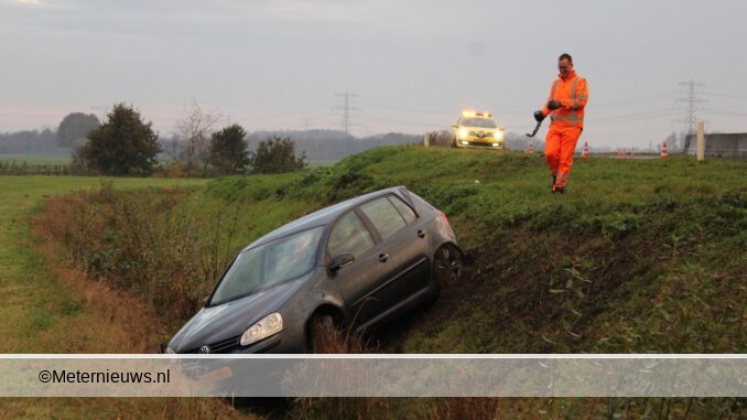 auto van de afrit a37 bij Veenoord