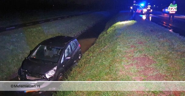 Auto in de sloot N374 #Bruntinge - Bij een ongeval op.