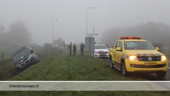 bedrijfsbusje van de weg oprit a37NieuwAmsterdam