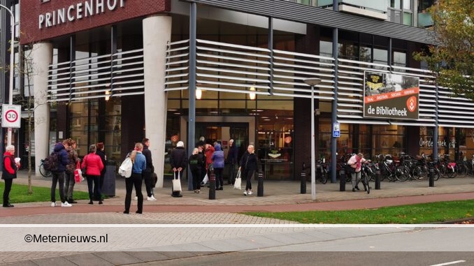 lange rij voor bibliotheek in Hoogeveen
