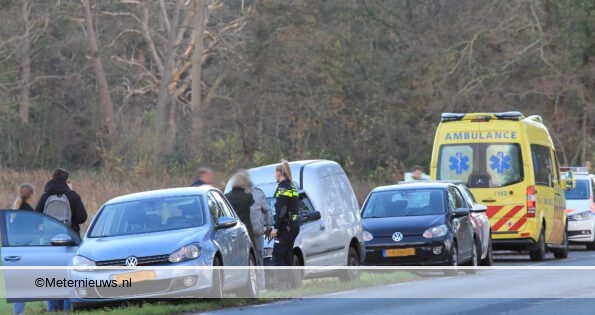 Gewonde na aanrijding tussen drie auto’s in Assen. Gewonde na aanrijding tussen drie auto’s in Assen.