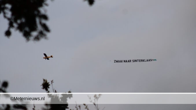 sint in vliegtuig boven Emmen3