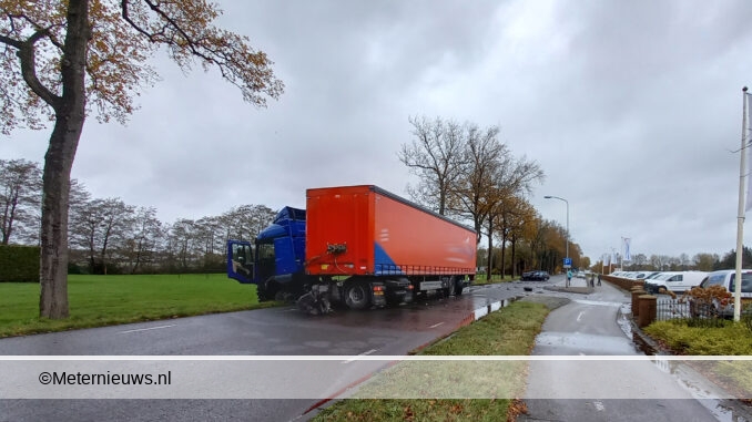 vrachtagen en personenauto botsen in Niebert