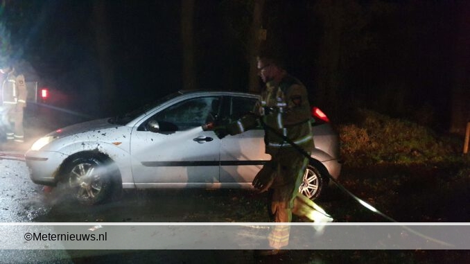 BRANDWEER RUKT UIT VOOR VROUW MET AUTO VAST IN MODDER IN DRENSE