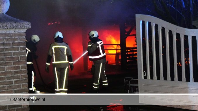 KAPSCHUUR MET AUTO IN DE BRAND FLUITENBERG