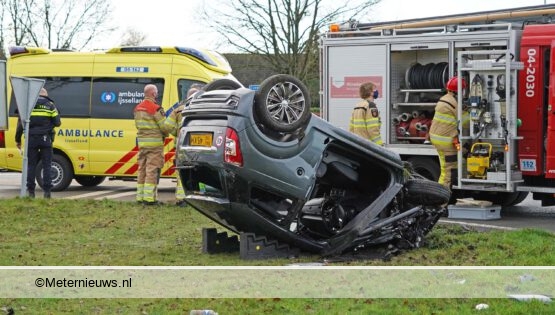45km auto beland op de kop na aanrijding met vrachtwagen. 45km auto beland op de kop na aanrijding met vrachtwagen.