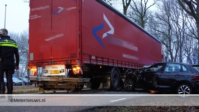 auto achterop vrachtwagen assen