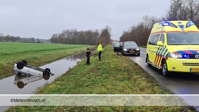 auto op de kop in sloot De Punt
