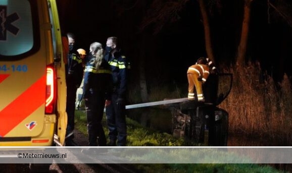Brandweer haalt gewonde bestuurder uit auto in de Vinkenbuurt (Video) |