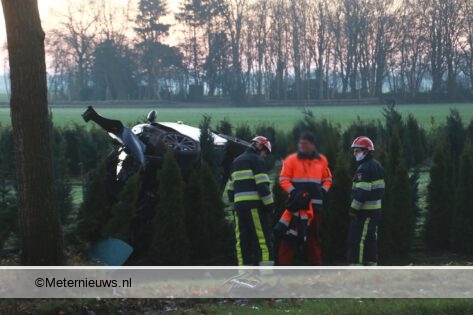 Aanrijding tegen boom eindigt in tuin Een West. Aanrijding tegen boom eindigt in tuin Een West.