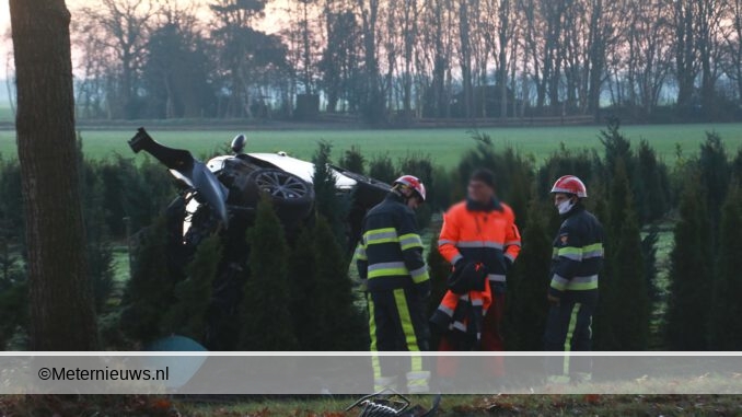 auto tegen boom en in tuin Een West