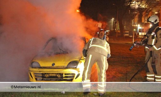 Auto in brand Emmen #Emmen - De brandweer van Emmen.