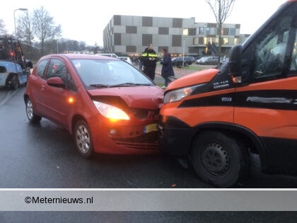 Aanrijding in Meppel tussen bedrijfsbus en personenauto. Aanrijding in Meppel tussen bedrijfsbus en personenauto.