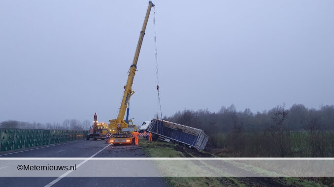 vrachtwagen met kippen de sloot in