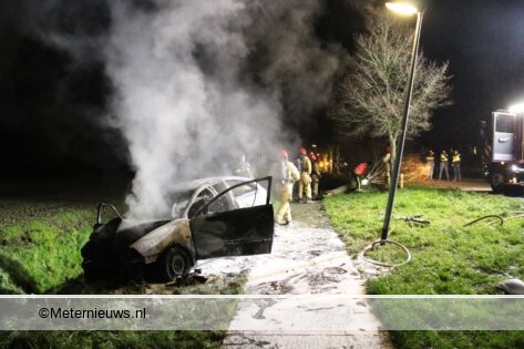 Auto na ongeval in brand in Nieuw Beerta.