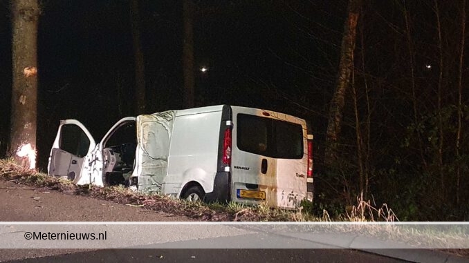 BEDRIJFSBUSJE DOOR GLADHEID VAN DE WEGrODEN