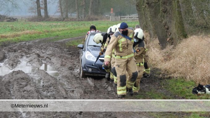 BRANDWEER TREKT AUTO DAMES IN DRENTSE GEES UIT DE MODDER