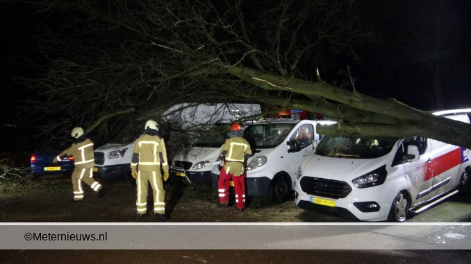 Boom op vier busjes en auto in Meppel3