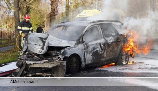 Auto in brand na ongeval. Auto in brand na ongeval.