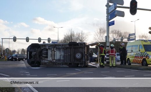 Busje op de kant na botsing in Assen. Busje op de kant na botsing in Assen.