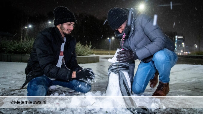 JONGENS MAKEN SNEEUWPOP OP STRAAT IN ASSEN3