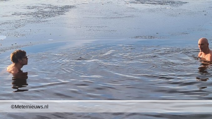 MANNEN DUIKEN IJSKOUDE PATERSWOLDSEMEER IN3