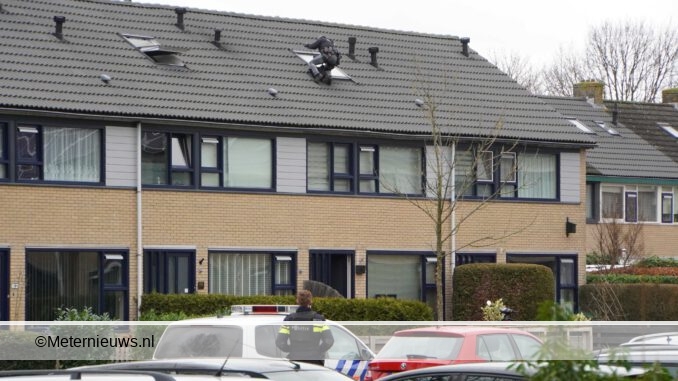 Politie haalt verwarde man van dak Oosterwolde