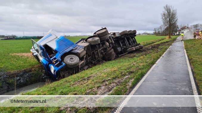 VRACHTWAGEN MET AARDAPPELEN VAN DE WEG EN DE SLOOT IN GRONINGSE