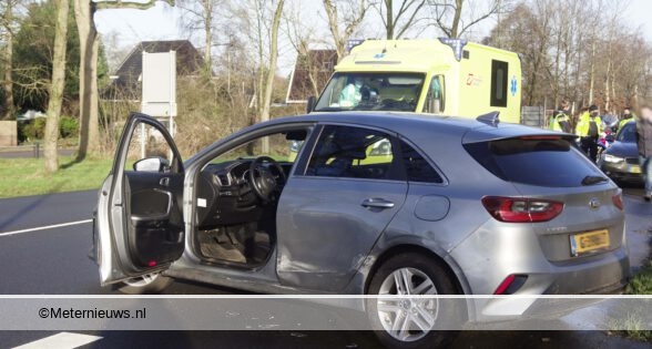 Agent gewond na aanrijding in Leek. Agent gewond na aanrijding in Leek.