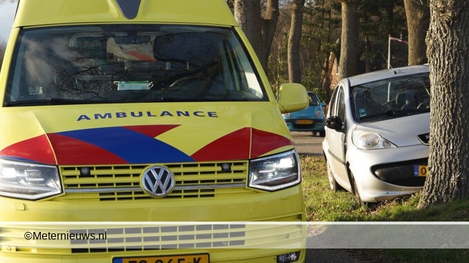 autop tegen boom in rolde