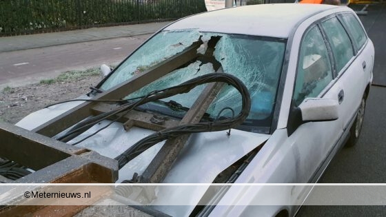Dissel aanhanger slaat door voorraam auto na botsing in Hoogeveen.