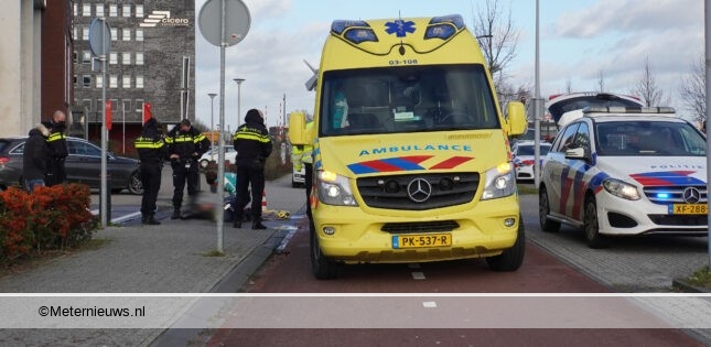Fietser licht gewond na aanrijding. Fietser licht gewond na aanrijding.