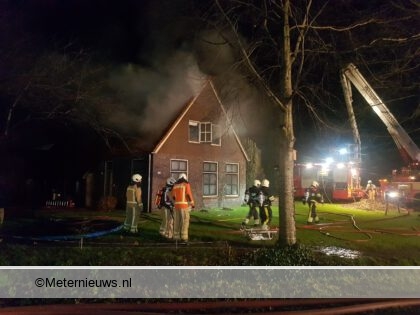 Veel rook bij schoorsteenbrand in Nijensleek (Video) #NIJENSLEEK - In Nijensleek aan.