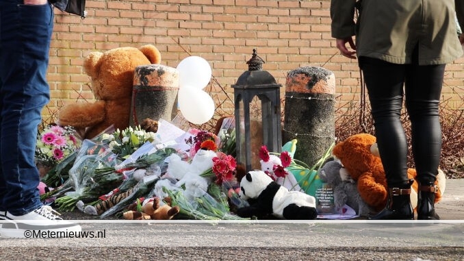 BLOEMEN OP PLAATS DODELIJK ONGEVAL KINDJE IN HOOGEZAND