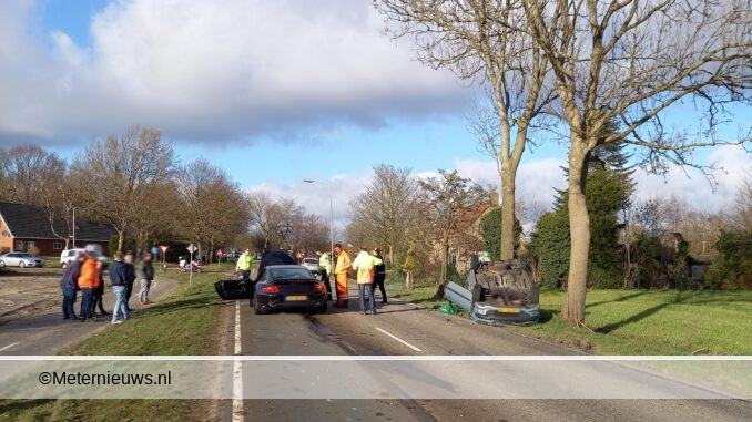 auto op de kop in surhuisterveen