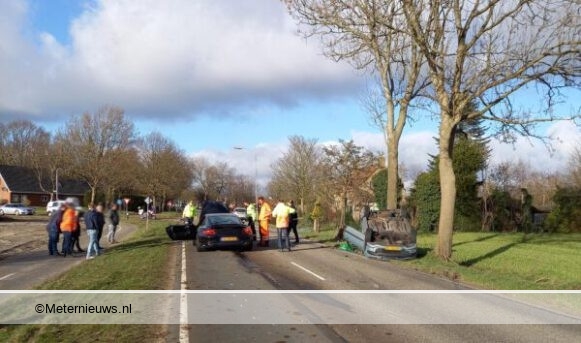 Auto op de kop na aanrijding in Surhuisterveen. Auto op de kop na aanrijding in Surhuisterveen.