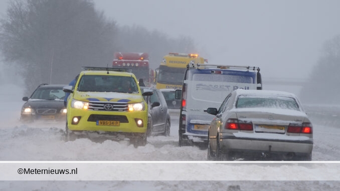 auto rijden zich vast in de sneeuw Balkbrug
