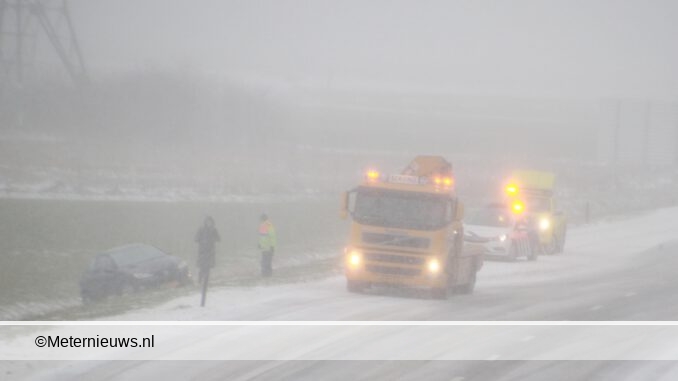 auto van de A28 in sneeuwstorm