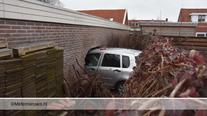 autorijdtdoormuurgaragebinnenHoogkerk