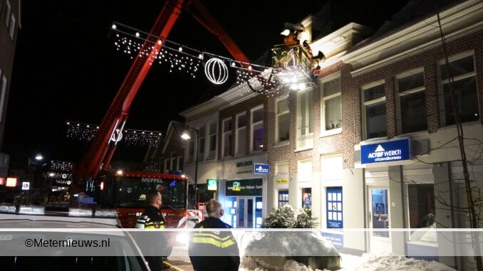 brandweer haalt sneeuw van dak in Meppel