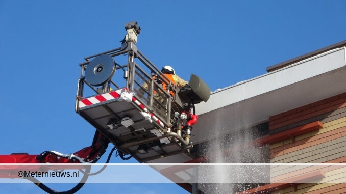 brandweer haalt sneeuw van dak meppel2