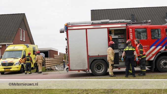 man onder auto in muntendam