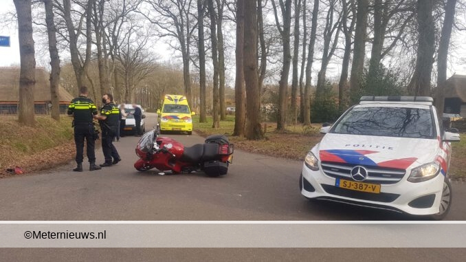 motorrijder botst met auto Darp