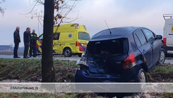 Automobiliste door gladheid van de weg gegleden in Gasteren(Video) #In Gasteren bij het ongeval wa.